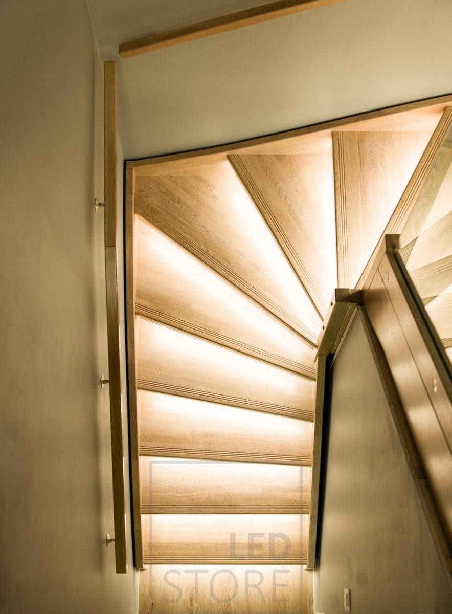 Escalera de madera iluminada con tiras de leds en los peldaños